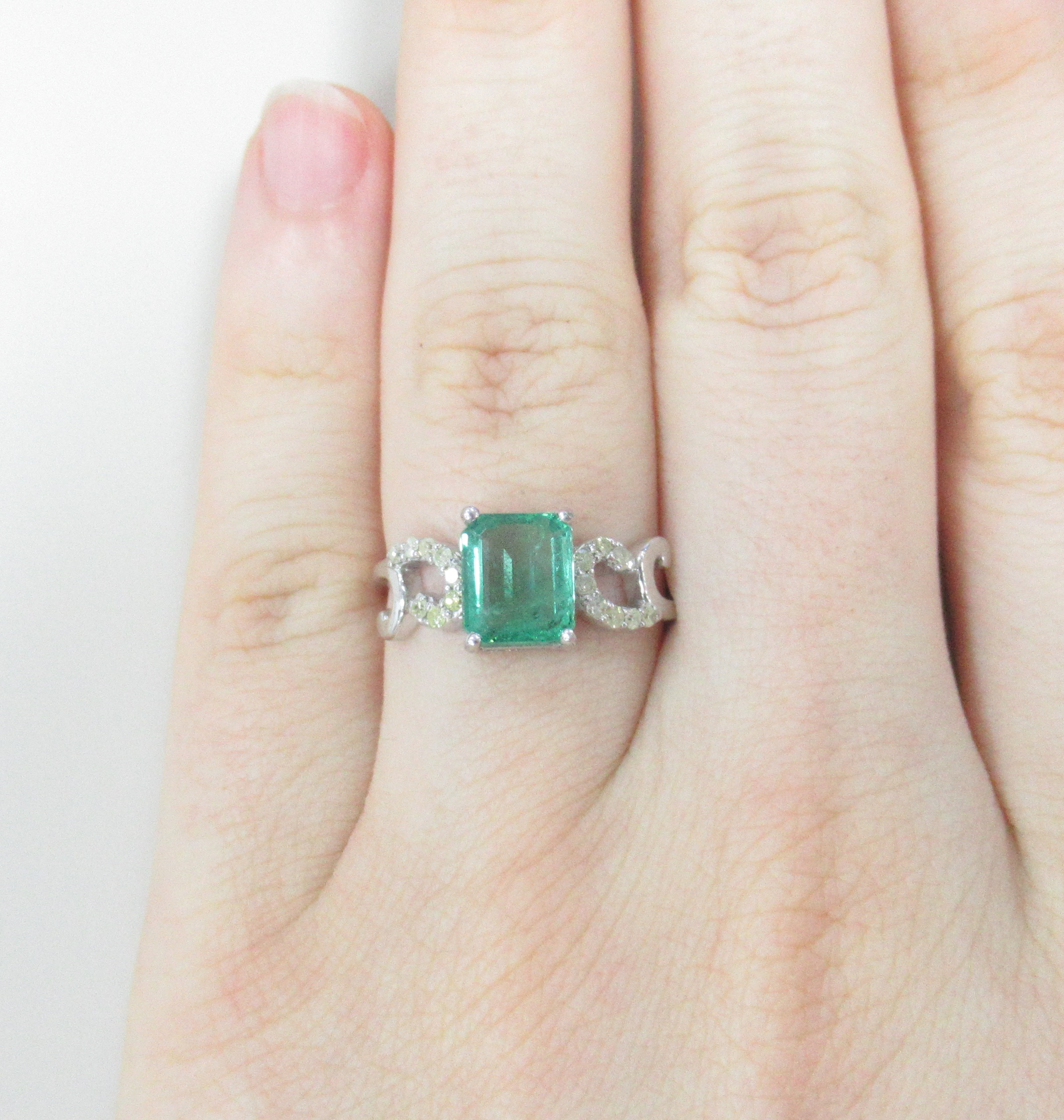 Серебряное кольцо 925 пробы; вставки 1 Изумруд (F) 1,47ct 3/Г3; 16 Бр.Кр-17 0,13ct 3/5;